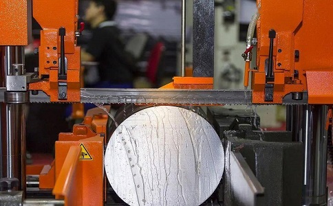 万安立式金属带锯床切削出现跑带故障解决方法！